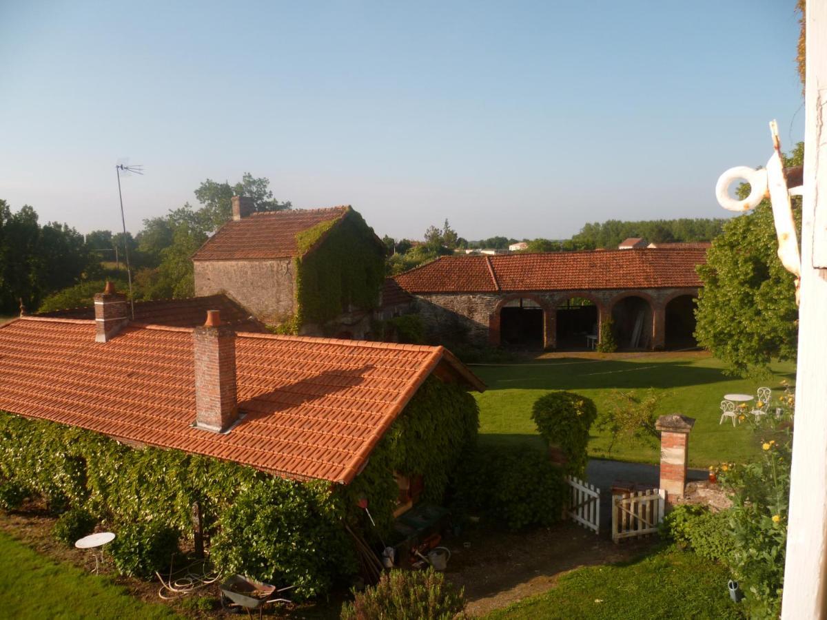 Bed and Breakfast Le Logis Les Pineaux Exterior foto